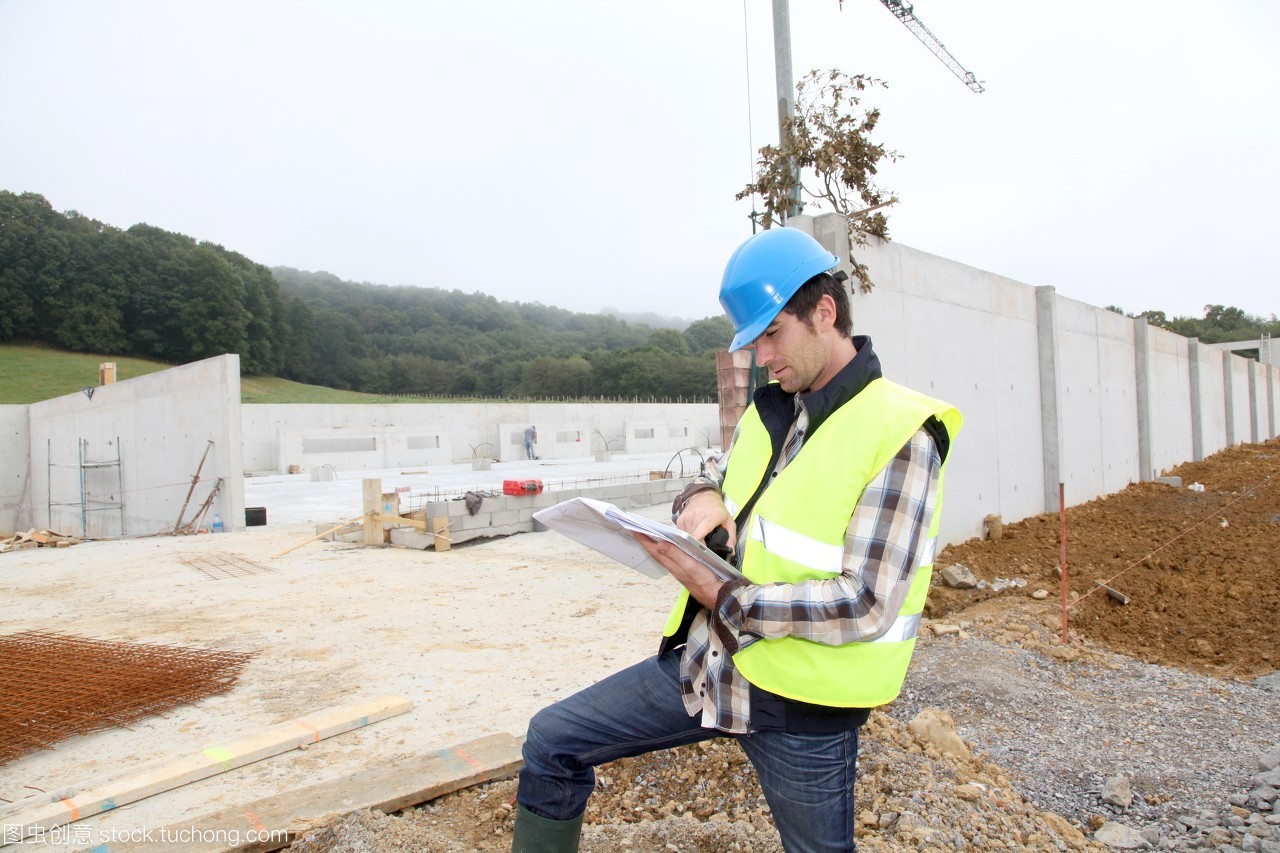 數碼,工業,工人,便箋簿,勞動者,平板電腦,無線電技術,數碼產品,商務人士,工地,導演,工作者,工業建筑用地,建筑物,建筑工人,建筑師,建筑,方案,打算,主任,董事長,管理人,監工,開工,建設,電子,檢查,男人,工程,領班,建筑工地,產業,職工,計劃,行業,策劃,規劃